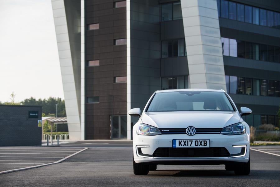  Volkswagen e-Golf 2017 года  (UK) (фото 10 из 28)